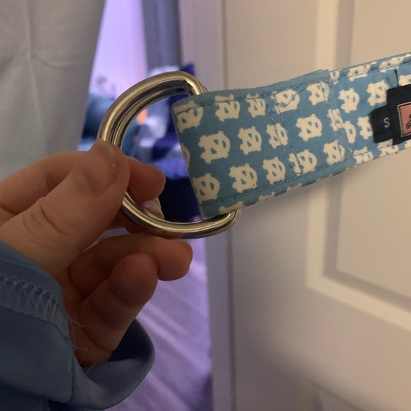 EUC Vineyard Vines UNC belt Size small. 10+ years old - Picture 2 of 4